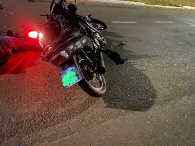 Imagem da notícia Motociclista em alta velocidade bate em moto e deixa dois feridos no São Francisco
